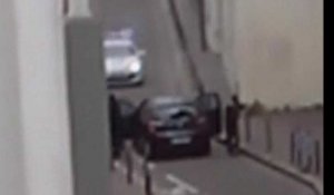 Les terroristes tirent sur la police après l'attaque de « Charlie Hebdo »