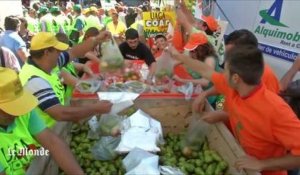 Des agriculteurs espagnols distribuent des tonnes de fruits pour protester contre l'embargo russe