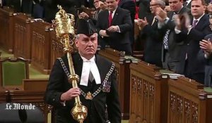 Le « héros » de la fusillade d'Ottawa acclamé au Parlement
