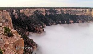 Une mer de nuages remplit le Grand Canyon