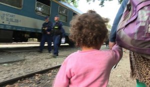 Migrants: la Hongrie ferme sa frontière avec la Serbie