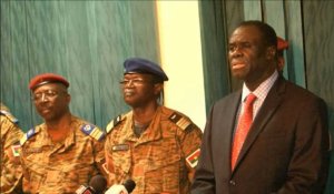 Burkina: le président Kafando visite la caserne des putschistes