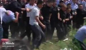Chine : des manifestants se battent avec la police après un incendie meurtrier