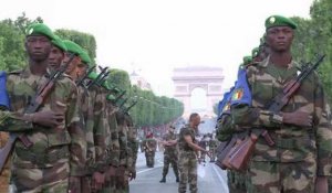 Des soldats maliens s'entraînent sur les Champs-Elysées pour le défilé du 14-Juillet
