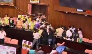 Une bagarre éclate au Parlement taïwanais