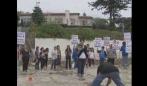 Mini-manifestation devant la maison en bord de mer de Mitt Romney