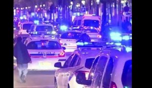 Manifestation de policiers sur les Champs-Elysées à Paris