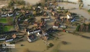 Dirk : vue du ciel, une ville anglaise complètement sous les eaux