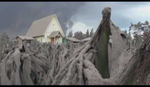 L'ouest de l'Indonésie recouvert par les cendres du volcan Sinabung