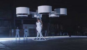 Lady Gaga présente une "robe volante"