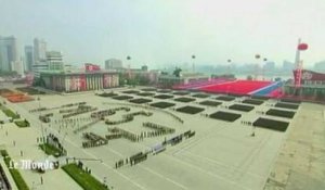 Parade militaire géante en Corée du Nord pour les 65 ans du pays