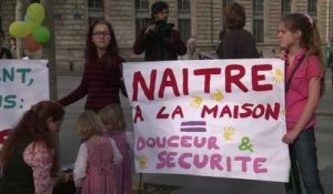Rassemblement à Paris pour défendre l'accouchement à domicile