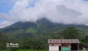 Un gigantesque nuage de cendre s'étend au-dessus du volcan Sinabung