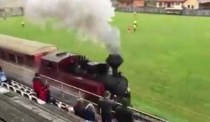 Un train à vapeur s'invite sur un terrain de foot en Slovaquie