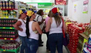Des milliers de Vénézuéliens s'approvisionnent en Colombie