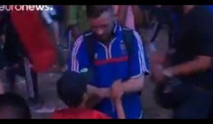 Euro 2016 : Un supporter français en larmes se fait réconforter par un jeune fan portugais (vidéo)