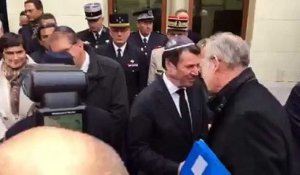 Cazeneuve accueilli par les élus à la synagogue de Marseille