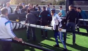 OM-PSG : des supporters jouent au baby foot géant