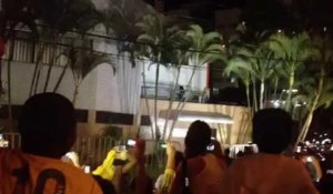 Folle ambiance pour les Brésiliens arrivant à leur hôtel de Belo Horizonte
