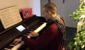 Aix : il rejoue du piano après une "reconstruction osseuse"