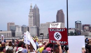 Des centaines de médecins anti-Trump manifestent à Cleveland