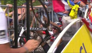 Tour de France : Oliver Naesen chute en fonçant dans le public !