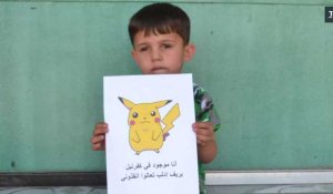 Des enfants syriens appellent à l'aide avec des pancartes représentant des Pokémons