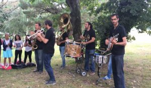 Doctor Jazz Brass Band joue devant les enfants