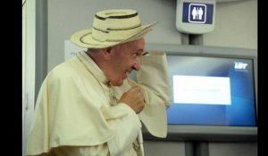 Le pape François se fait offrir le maillot de l'équipe de football du Panama