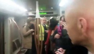 Des personnes bloquées dans une rame de métro suite à l'explosion à Maelbeek