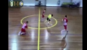 Futsal: il passe toute l'équipe adverse en revue pour marquer son but