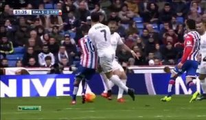 Cristiano Ronaldo donne un coup de pied à un adversaire