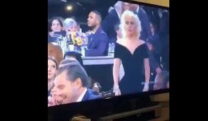 La réaction de Leonardo DiCaprio quand Lady Gaga se lève pour aller chercher sa récompense.