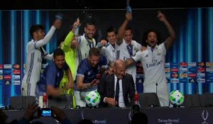 Supercoupe d'Europe: Zidane surpris dans la joie par ses joueurs