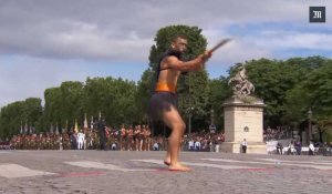 14-Juillet : des guerriers maoris défilent pieds nus sur les Champs-Elysées