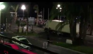 Attentat de Nice: un camion fonce sur la foule, au moins 84 morts