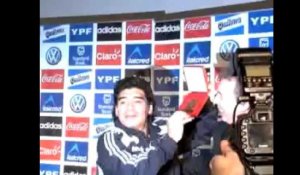 Maradona face à la presse