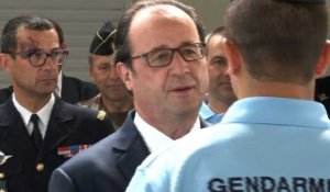 Hollande à la rencontre de réservistes de la gendarmerie
