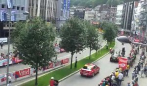 Tour de France à Liège: l'ovation du public lors du passage de Philippe Gilbert
