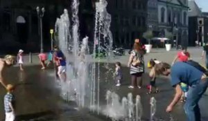 Les enfants profitent de la fontaine de Mons.Eric Ghislain