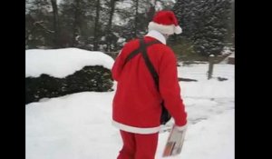 Le facteur père Noël dans la neige