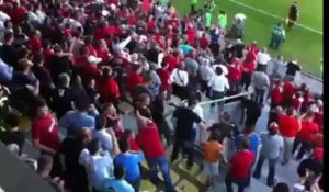 Les supporters montois célèbrent la victoire dans les tribunes