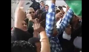 Des manifestants pro-Kadhafi assaillent Ban Ki-moon au Caire