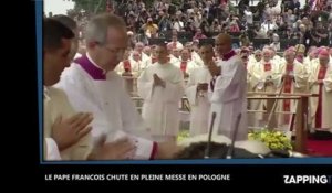 Le pape François rate une marche et tombe en pleine messe (Vidéo)