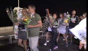 À Nice, une chaîne humaine déplace les marques d'hommage déposées sur la promenade des Anglais