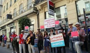 Les militants de France insoumise défilent en chanson à Avignon