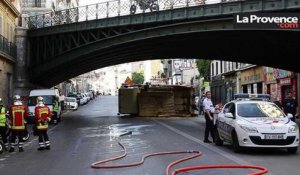 Marseille : un poids lourd se couche sous le pont de Lieutaud