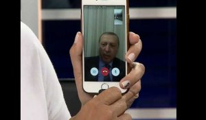 Le président turc s'adresse via FaceTime à son peuple sur le portable d'une journaliste