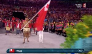 JO 2016 : ultra huilé et musclé, le porte-drapeau des îles Tonga fait un passage remarqué à la cérémonie d'ouverture