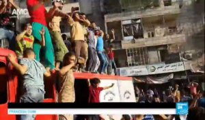 Syrie : des dizaines de Syriens dans les rues d'Alep célèbrent la victoire des insurgés